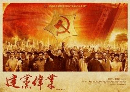 小狗被遗弃在电梯里,它被冻得直流鼻涕,女生迅速给它找到领养人